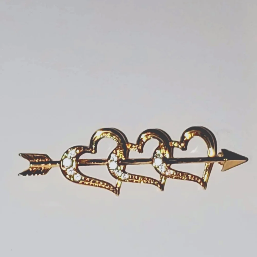 1980s Vintage Avon Gold-toned Triple Rhinestone Hearts Pin Brooch